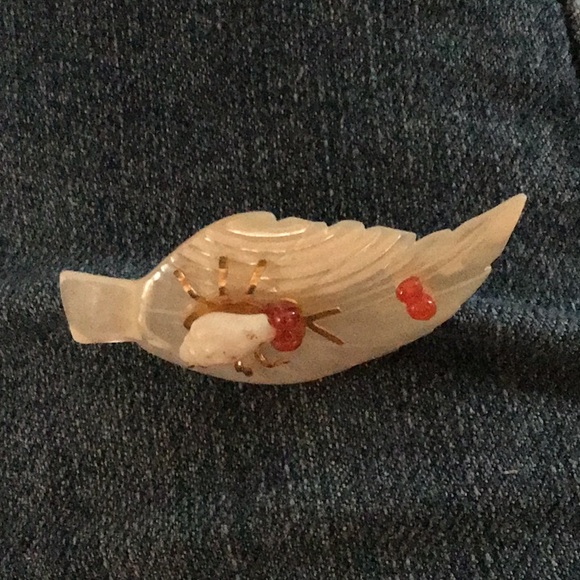 3D Pearlised Brooch - Picture 2 of 3